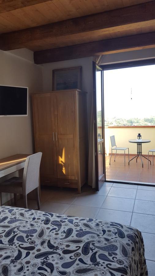 B&B La Taverna Degli Angeli Vezzi Portio 外观 照片